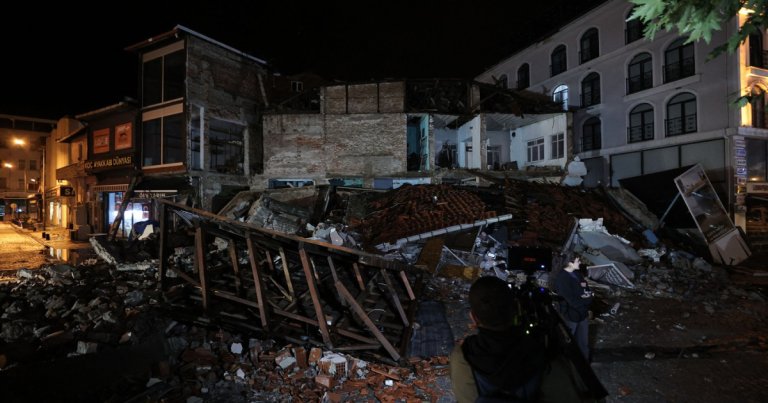 Cel puțin 26 de replici au fost înregistrate într-o oră după seismul de 6,1 grade din Turcia. Unitățile de învățământ din provincia Balîkeșir rămân închise marți.