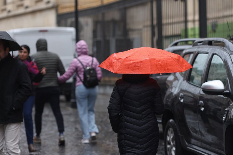 Avertizare de precipitații în zece județe și în București. Ninsori în regiunea montană / Perioada de vreme rea