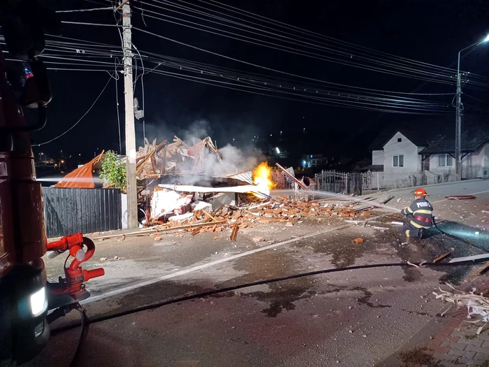 Bărbat mort sub dărâmături după o explozie și incendiu; locuința total distrusă