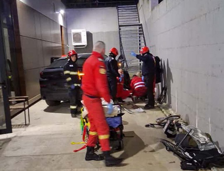 Dramă în parcarea centrului medical President din Cordău: doi tineri în scaun cu rotile și o asistentă, accidentați de autoturism. Un bărbat și-a pierdut viața.