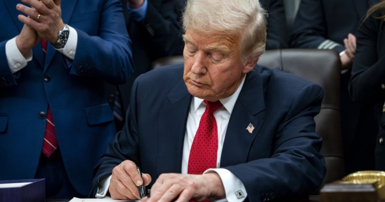 Trump a promulgat actul normativ care pune capăt celui mai îndelungat blocaj guvernamental din istorie