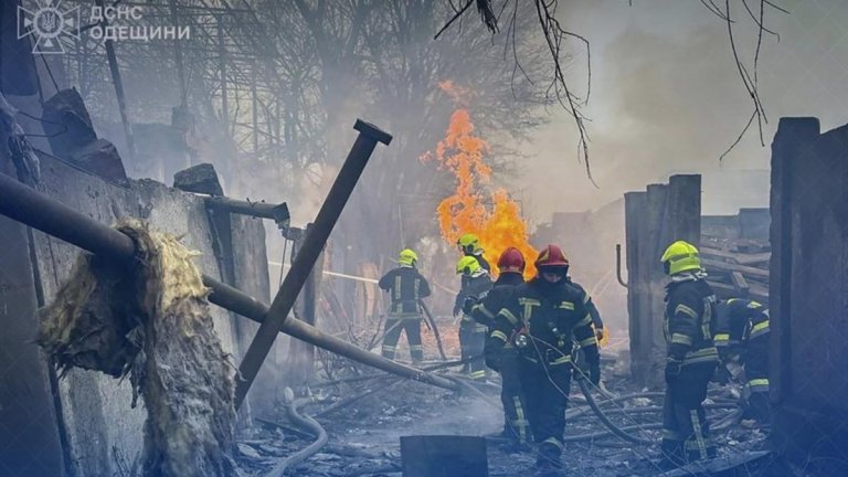 Atac cu rachetă balistică asupra Odesei: flacără în parcarea tirurilor, șapte decedați și 15 răniți.