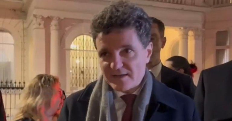 Cetățenii români din Londra l-au primit pe președinte la ambasadă: „Nicușoare, nu aștepta, protejează Justiția”. Mesajul adresat celor de față