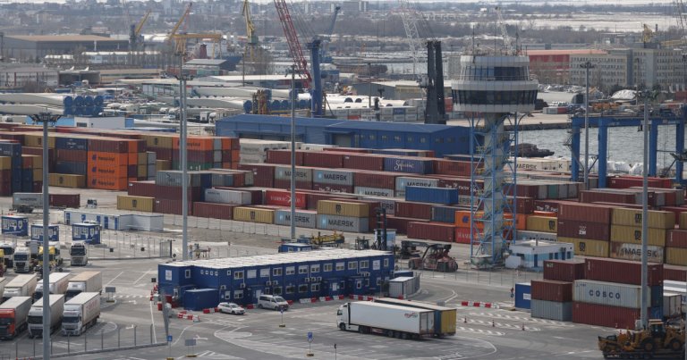 Două victime în Portul Constanţa, din cauza exploziei unei anvelope de utilaj