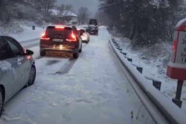 Ninsoarea intensă îngreunează circulația pe Valea Oltului. Șiruri de automobile de câțiva kilometri / Starea traficului în țară