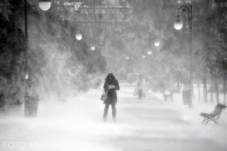 Trei atenționări meteo pentru următoarele zile: ninsori, frig intens, polei și furtuni de zăpadă. Regiunile vizate de cod portocaliu și galben.