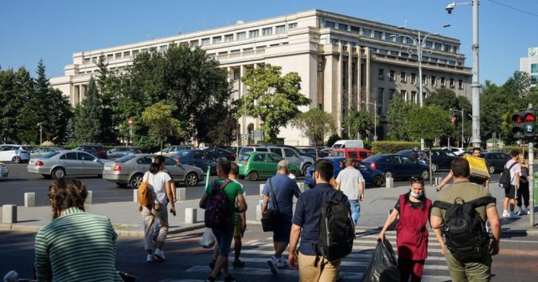 Trei din patru români percep că țara se îndreaptă pe o cale greșită. Încrederea în politicieni este la valori scăzute (sondaj)