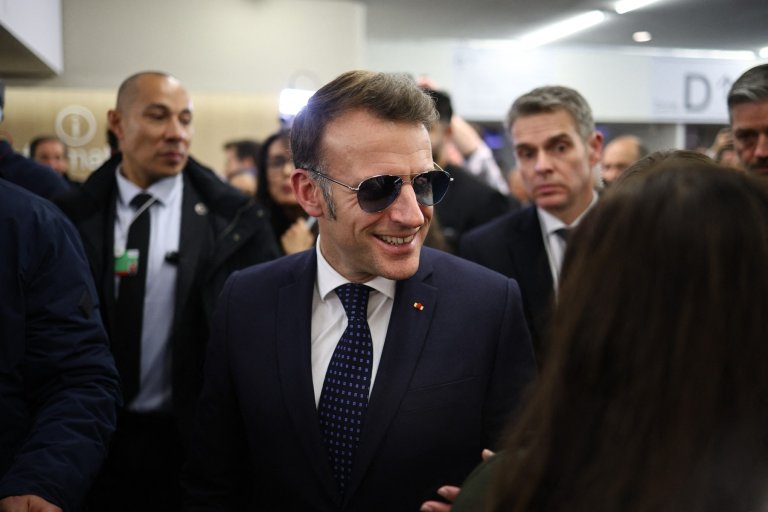 Emmanuel Macron a uimit la Davos: Motivul pentru care a apărut pe scenă purtând ochelari de soare