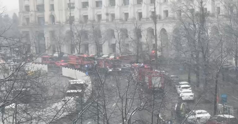 Incendiu la Ministerul de Finanțe: intervenția pompierilor cu autospeciale, trafic oprit în zonă.