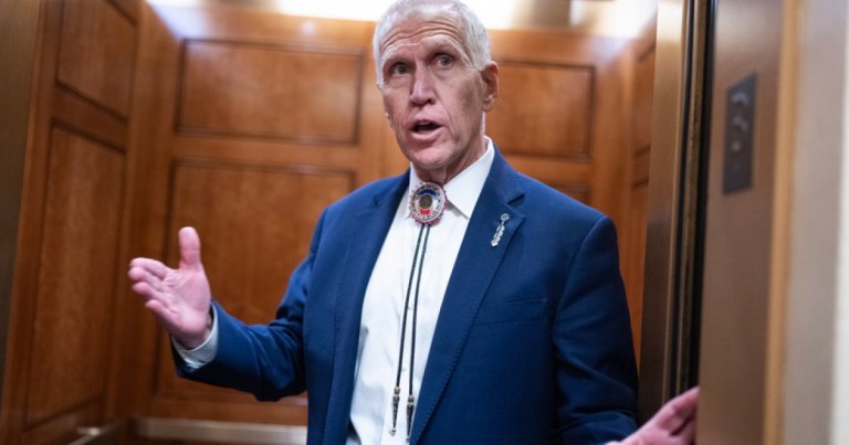 „Sunt obosit de ignoranta”. Un senator republican contestă declarațiile lui Stephen Miller, consilier al lui Trump, referitoare la Groenlanda.