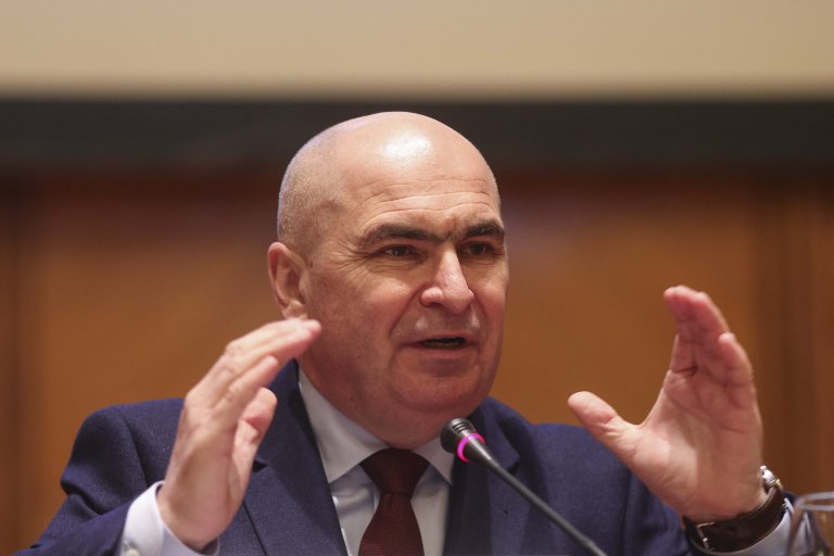 Bolojan sugerează că tinerii medici ar trebui să desfășoare o perioadă minimă de activitate profesională în România: „Ai o responsabilitate față de această națiune”