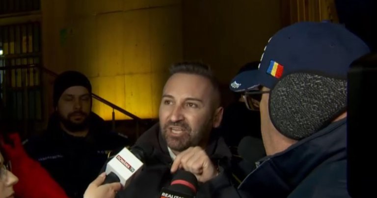 Polițiștii care protestează în Piața Victoriei au încercat să intre în Guvern: „Hai să avem o discuție cu...