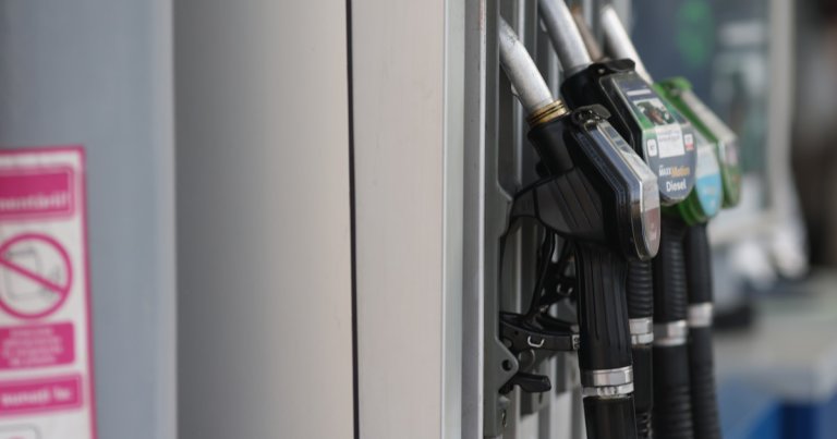 Conținutul ordonanței referitoare la carburanți: Executivul stabilește un plafon pentru adaosul comercial și restricționează exporturile. Până...