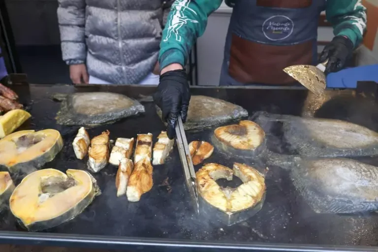 Borș de pește și mici din pește, îndrăgite de bucureșteni. Costul kilogramului de cozonac.