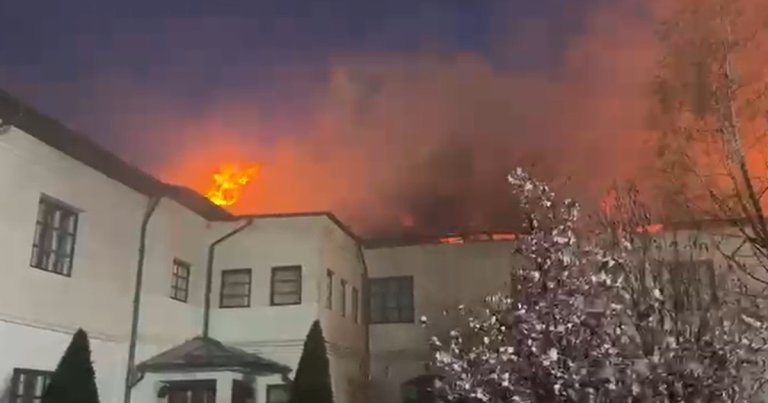 Incendiu de proporții la o mănăstire din Vâlcea. Pompierii din trei județe sunt mobilizați pentru intervenție.