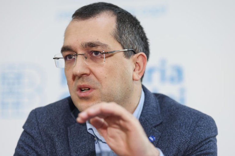Vlad Voiculescu răspunde după ce România a pierdut procesul cu Pfizer referitor la vaccinuri, fiind obligată să plătească 600 de milioane de euro. El acuză două persoane.