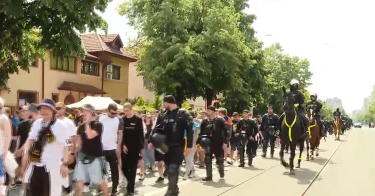 Concert cu risc în București: Zeci de mii de admiratori ai artistului Max Korzh pe străzi, poliția în stare de alertă