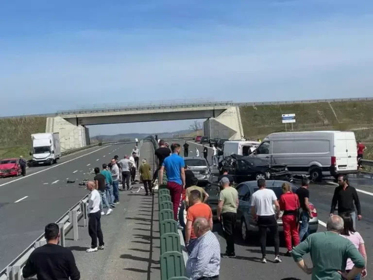 Dommages moraux de 1.000.000 d'euros suite à un accident entraînant trois décès sur l'A1. Le conducteur fautif était assuré chez City Insurance.