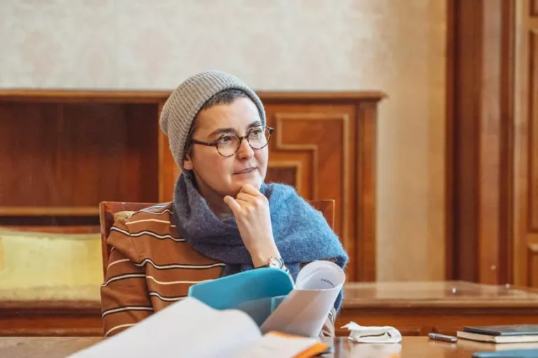 Femei pe scena Teatrului Excelsior: patru protagoniste în bătălia pentru emancipare într-o societate condusă de bărbați