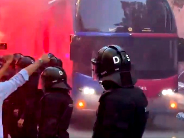 Haos complet la "El Clasico"! Fanii Barcelonei au lansat pietre spre autocarul echipei lor.