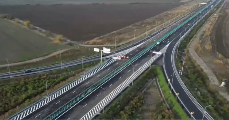 „Livrare de asfalt pe Autostrada Moldovei A7: Secretarul de stat în MT declară că în fiecare zi se utilizează mai mult de 10.000 de tone...”