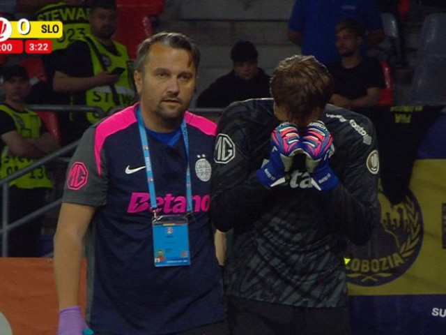 Matei Popa, înlocuit înainte de repriza, în partida FCSB - Slobozia! A fost vizibil emoționat la părăsirea terenului.