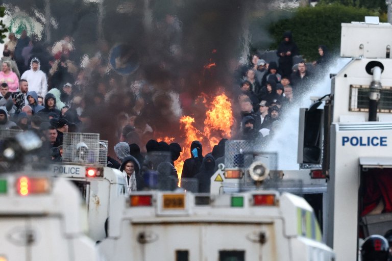 MAE comunică mutarea temporară a tuturor românilor influențați de demonstrațiile din Belfast