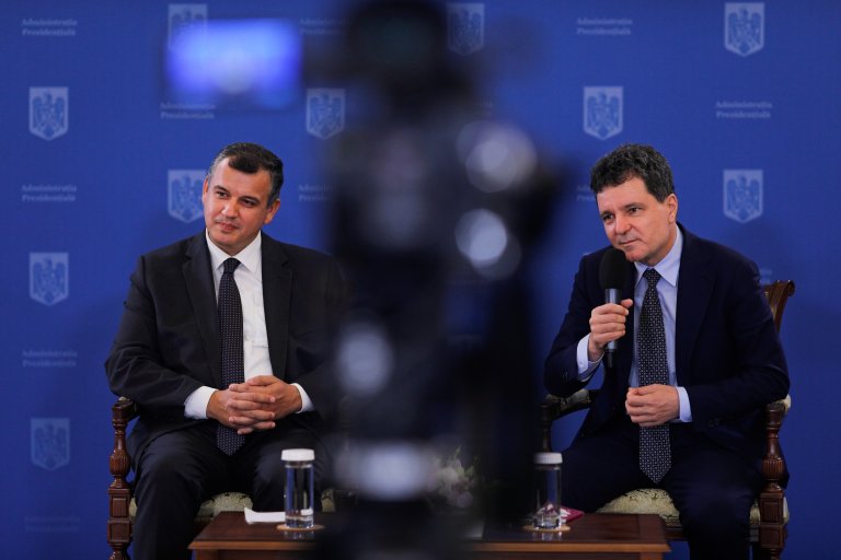 Traian Băsescu îl contestă pe premierul „lui Băsescu” pe care Nicușor Dan ar fi trebuit să-l declare astăzi, având însă și alte două variante.