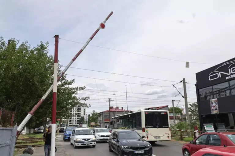 Femeia de 36 de ani care ridică manual o barieră feroviară: Fotografia care reprezintă infrastructura din România.