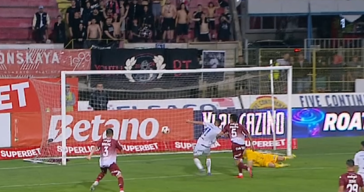 Haos complet la FC Botoșani - Rapid! Două revizuiri VAR, două cartonașe roșii și un penalty acordat după opt minute.