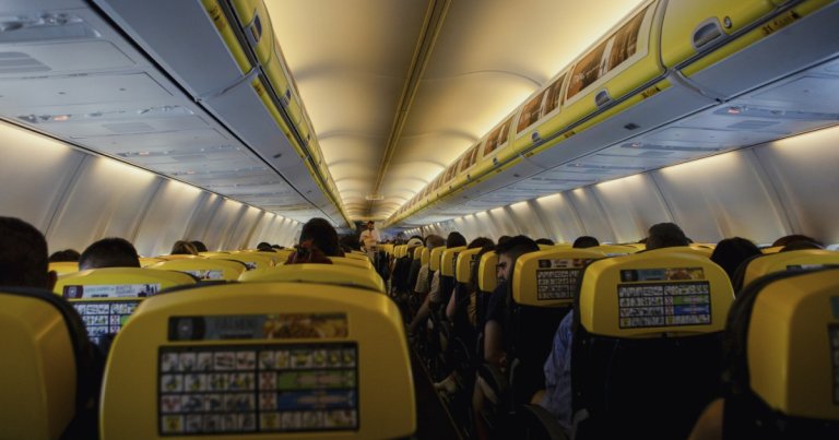 Incident grav pe un zbor decolare din Grecia: un călător, parțial tras afară