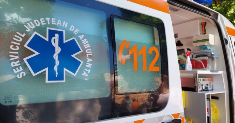 Ambulanță agresată cu topoare într-o localitate din Cluj, după ce un videoclip pe TikTok a afirmat că „zădărnicește...