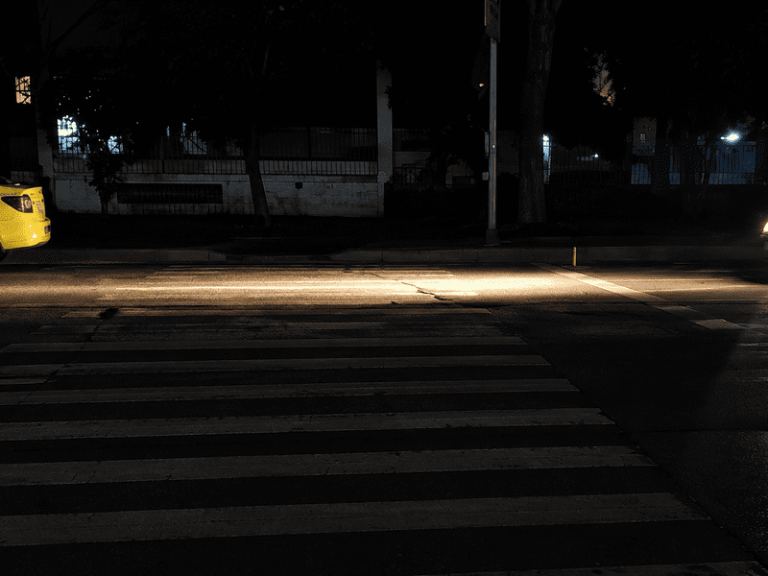 Primul mare municipiu din România care întrerupe iluminatul public după miezul nopții. Hotărârea, contestată dintr-un punct de vedere „suveranist”