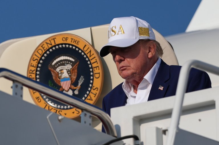 Trump s-a ascuns într-un cărucior de catering pentru a se îmbarca într-un avion secret de la summitul din Turcia, conform strategiei Secret Service.